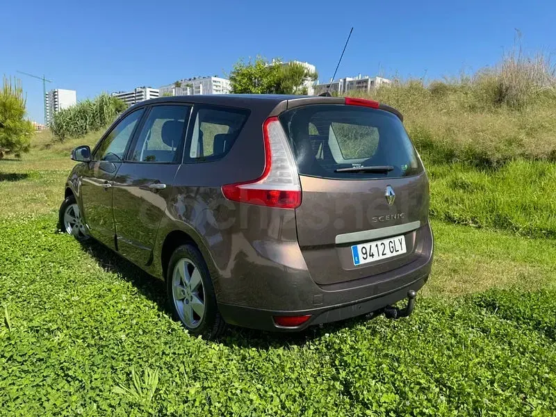 Usado Renault Grand Scénic II 105 CV (77 kW) 2009 Marrón Monovolumen