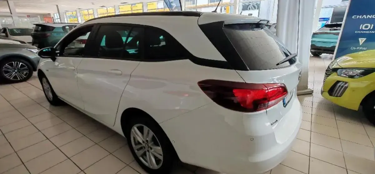 Usado Opel Astra Elegance 122 CV (89 kW) 2020 Blanco Familiar