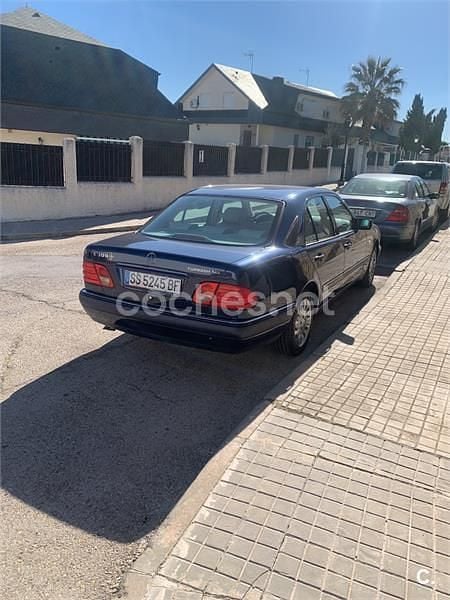 Usado Mercedes E300 Elegance 177 CV (130 kW) 1999 Azul Berlina