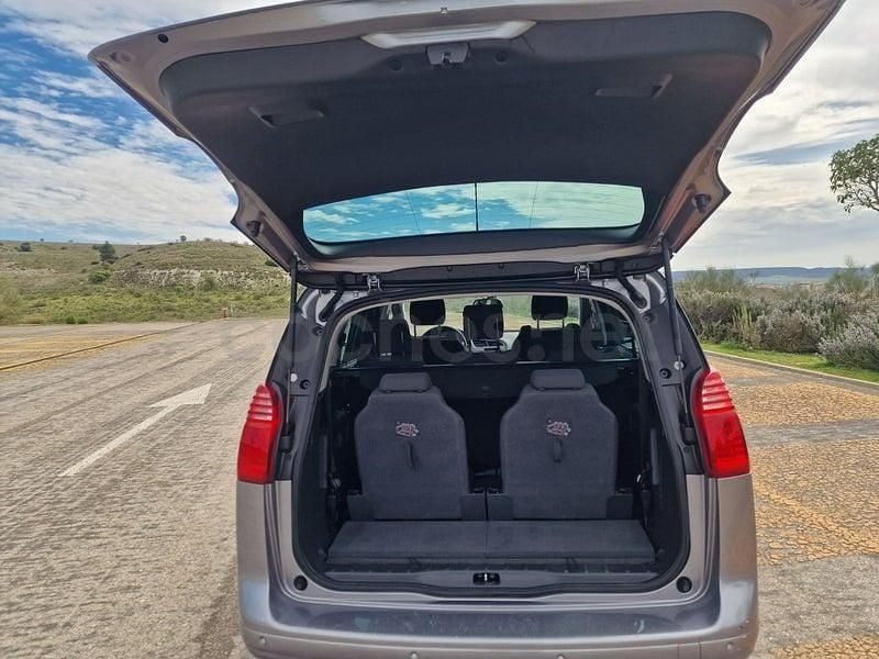 Usado Peugeot 5008 Style 120 CV (88 kW) 2016 Gris / plata Monovolumen