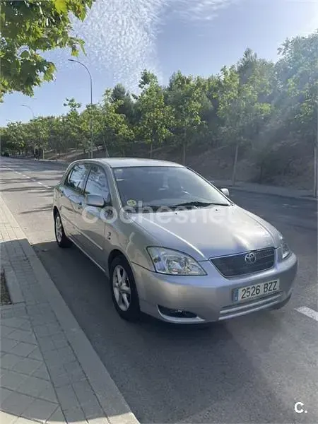 Usado Toyota Corolla Terra 110 CV (80 kW) 2002 Gris / plata Berlina