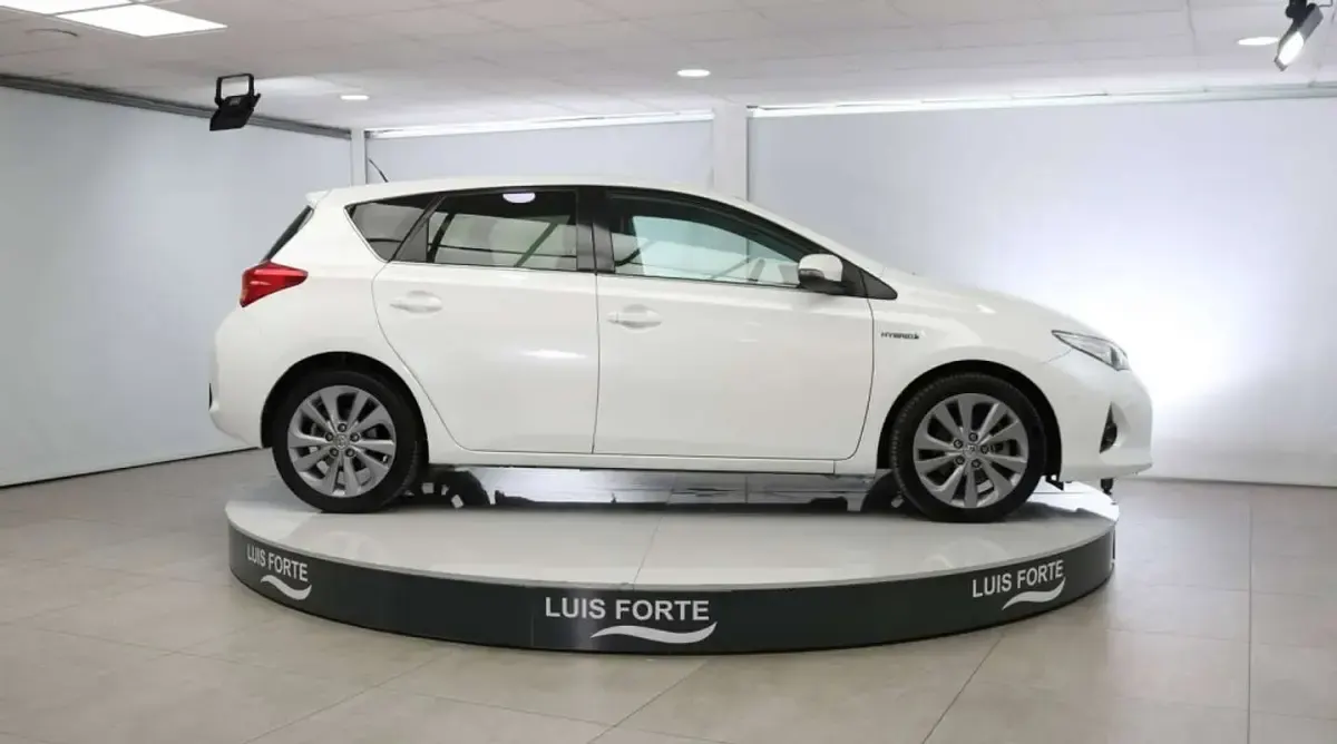 Usado Toyota Auris Hybrid Advance 136 CV (100 kW) 2013 Blanco Utilitario