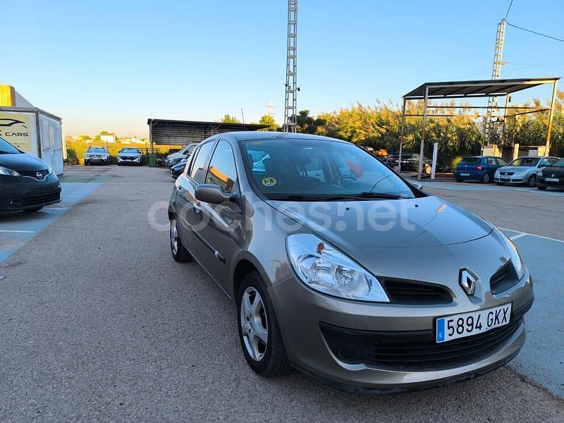Beige Usado 2009 Renault Clio II Berlina | 4200 € (Buen precio) - Imagen 1/4