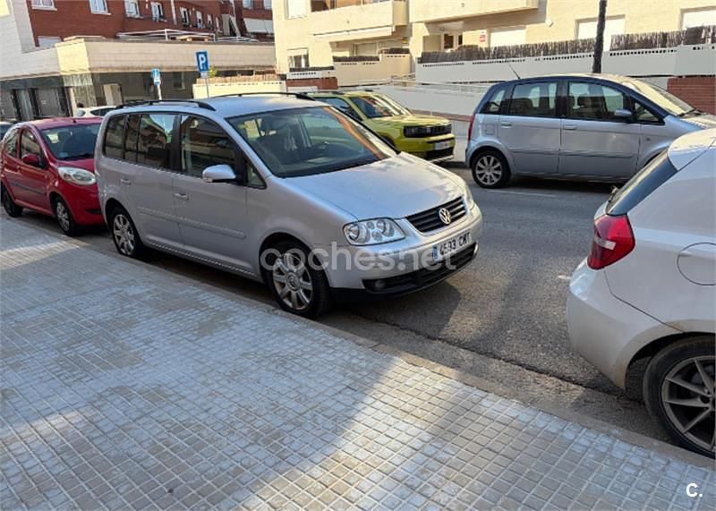 Usado VW Touran Trendline 136 CV (100 kW) 2004 Gris / plata Monovolumen
