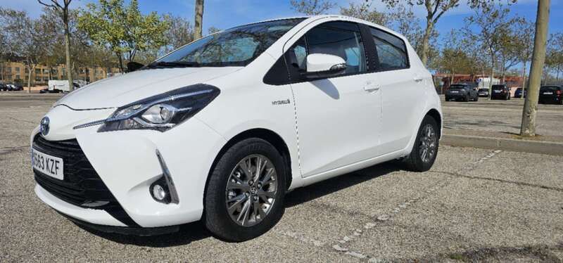 Blanco Usado 2019 Toyota Yaris Hybrid Active Utilitario | 13.900 € (Precio justo) - Imagen 1/4