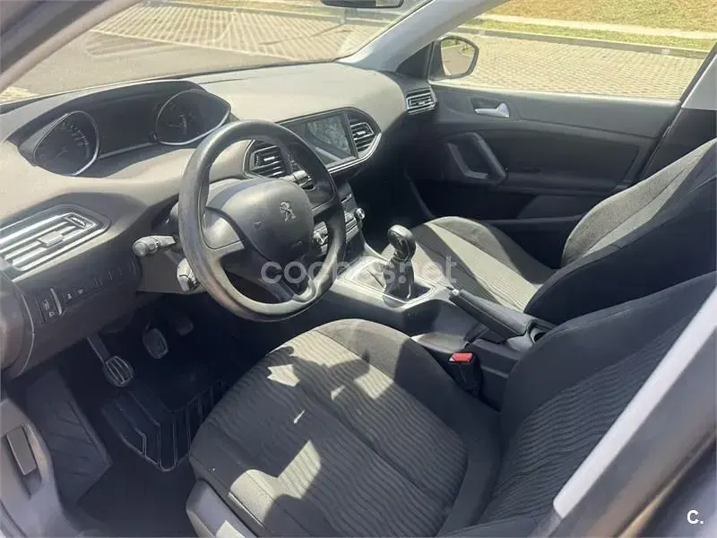 Usado Peugeot 308 Access 100 CV (73 kW) 2016 Gris / plata Berlina