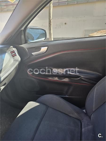 Usado Alfa Romeo Giulietta Distinctive 105 CV (77 kW) 2011 Blanco Utilitario