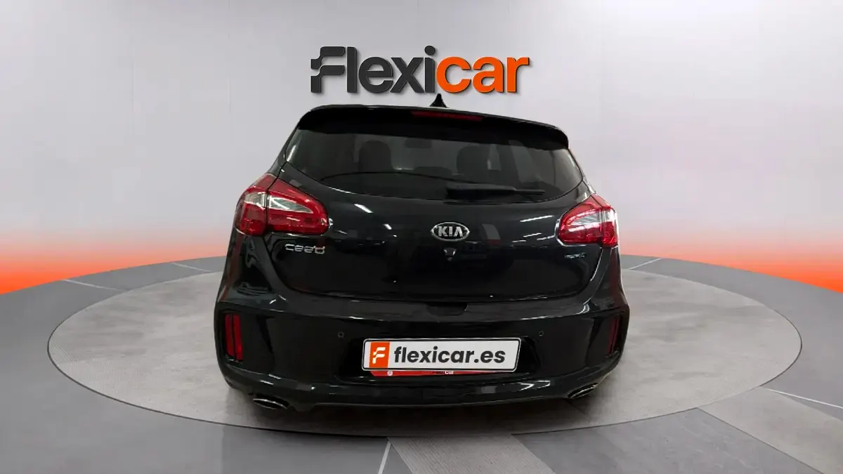 Usado Kia Ceed 136 CV (100 kW) 2018 Negro Utilitario