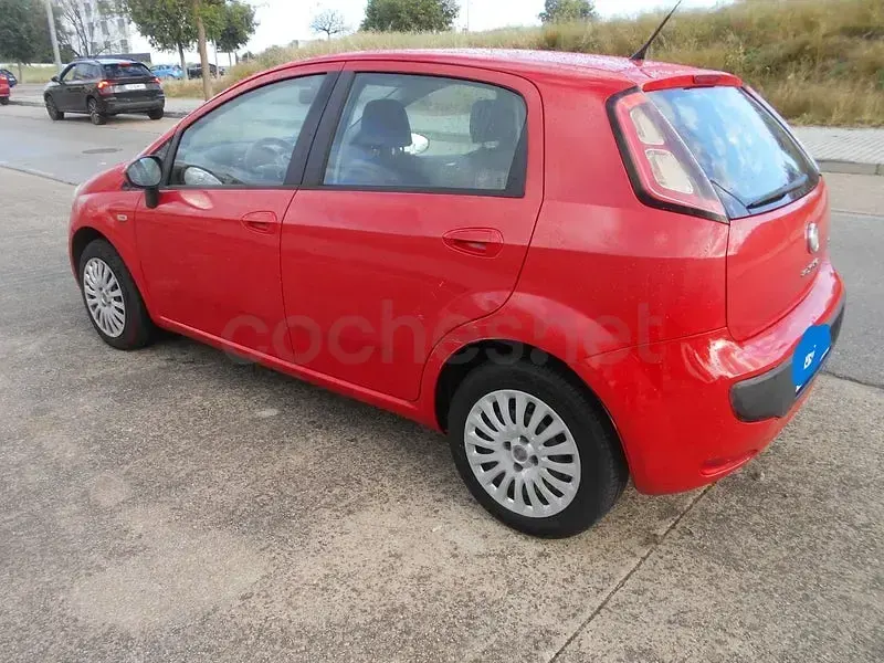 Usado Fiat Punto Active 75 CV (55 kW) 2011 Rojo Utilitario