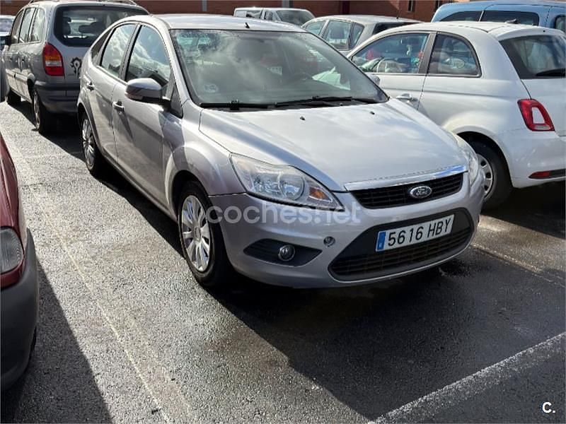 Usado Ford Focus Trend 109 CV (80 kW) 2011 Gris / plata Berlina
