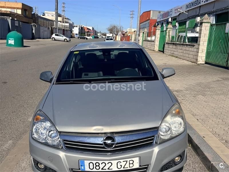 Usado Opel Astra Edition 110 CV (80 kW) 2010 Gris / plata Berlina