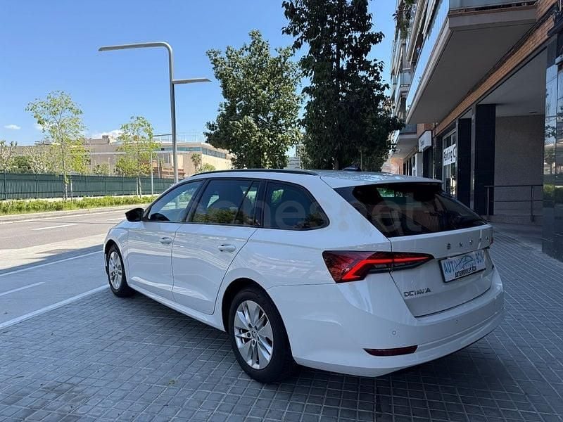 Usado Skoda Octavia Style 150 CV (110 kW) 2022 Blanco Familiar