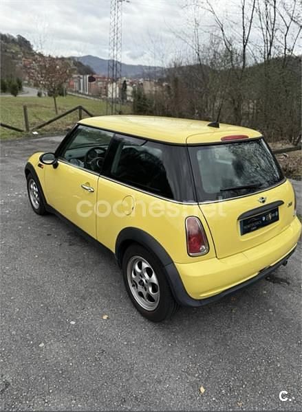 Usado Mini ONE 90 CV (66 kW) 2004 Amarillo Utilitario