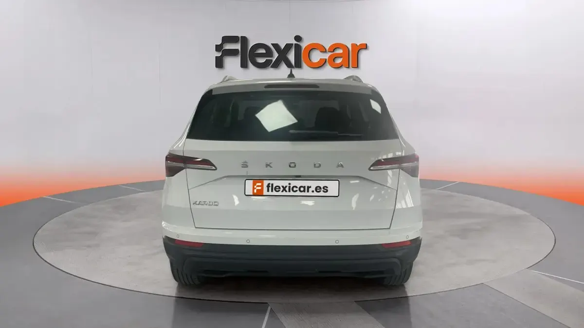 Usado Skoda Karoq Selection 116 CV (85 kW) 2024 Blanco SUV