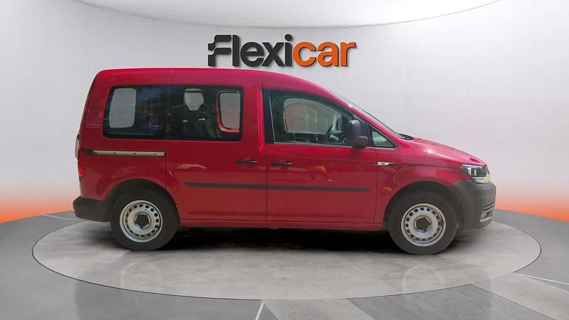 Usado VW Caddy Trendline 102 CV (75 kW) 2020 Rojo Monovolumen