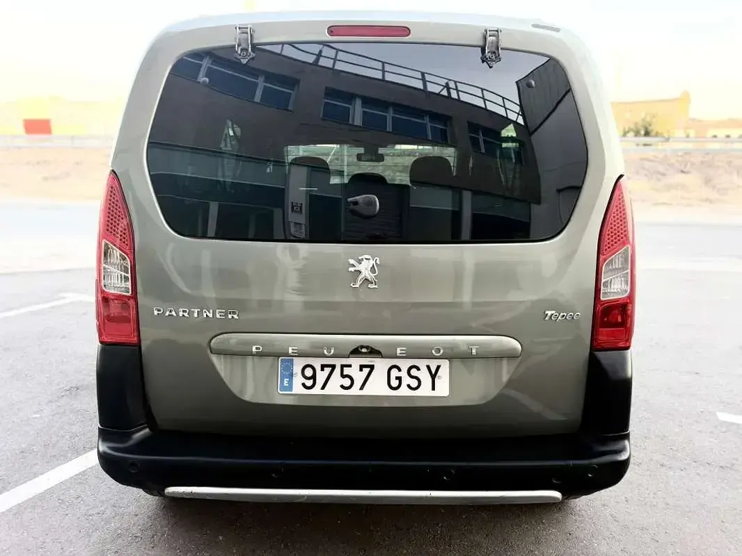Usado Peugeot TePee 90 CV (66 kW) 2010 Beige Van