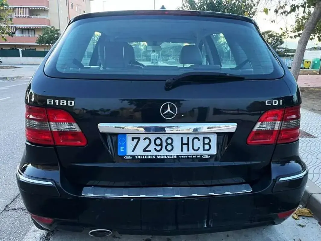 Usado Mercedes B180 109 CV (80 kW) 2011 Negro Utilitario