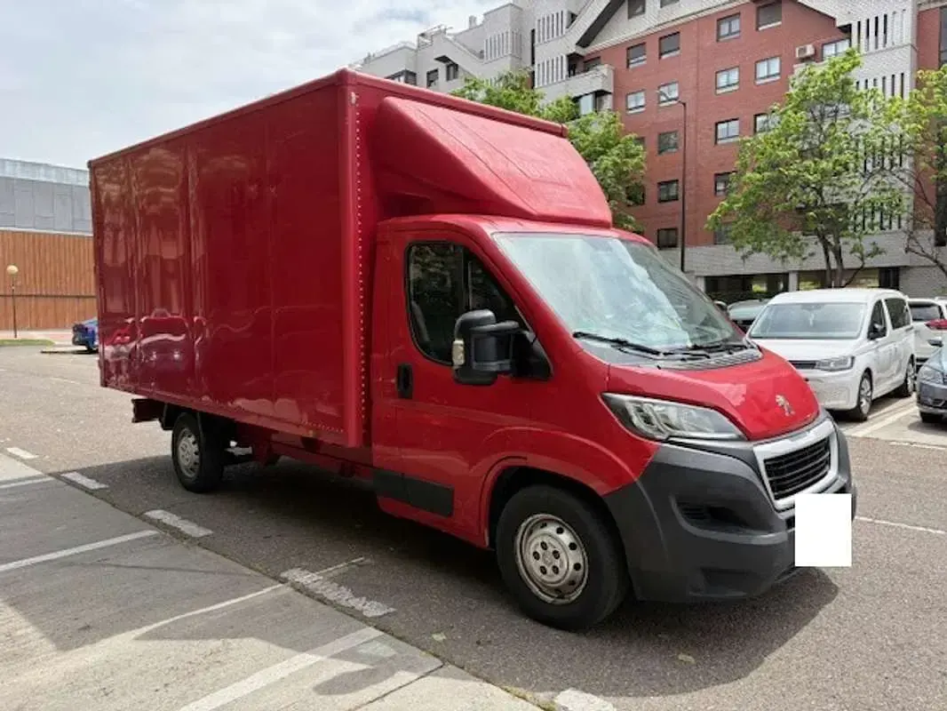 Usado Peugeot Boxer 165 CV (121 kW) 2025 Rojo Van