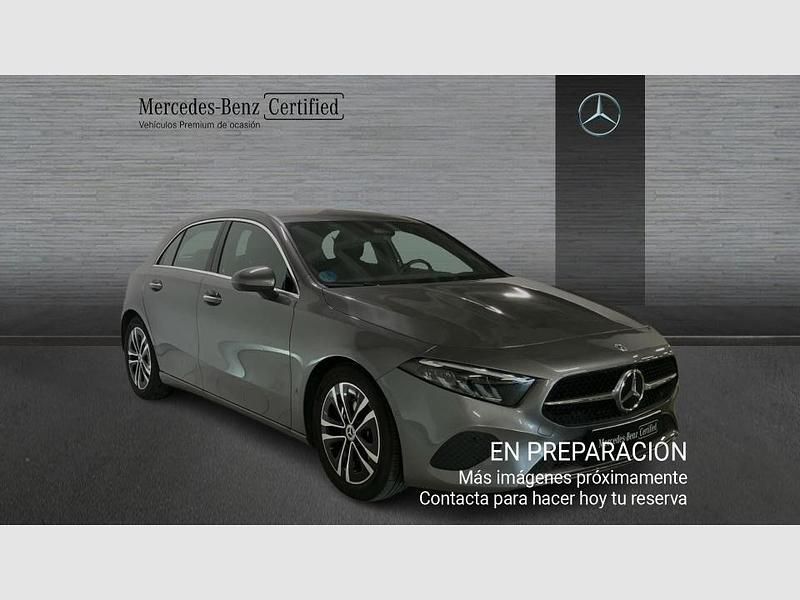 Usado Mercedes A180 136 CV (100 kW) 2024 Gris montaña (metalizado) Utilitario