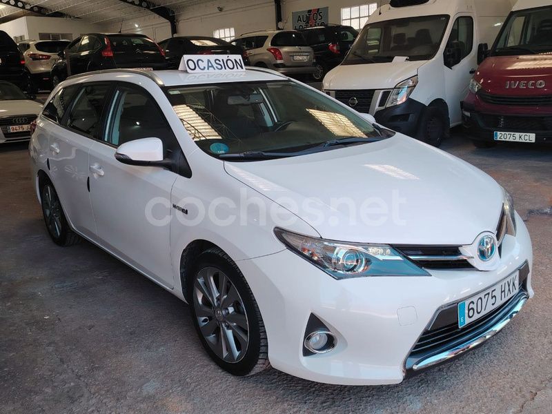 Blanco Usado 2014 Toyota Auris Hybrid Advance Berlina | 13.490 € (Un poco caro) - Imagen 1/4