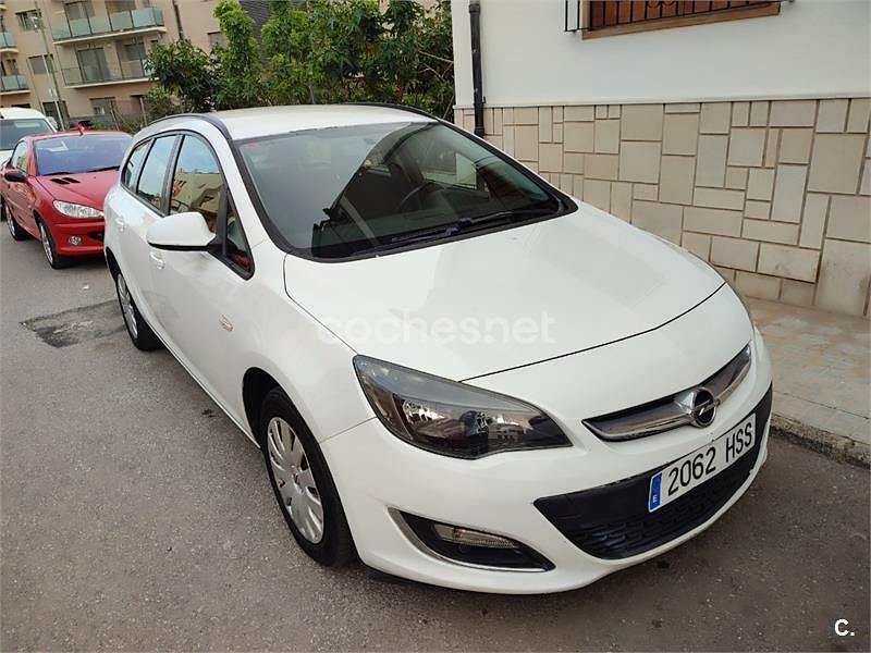 Usado Opel Astra Sportive 130 CV (95 kW) 2013 Blanco Familiar