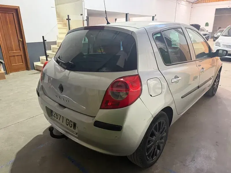 Usado Renault Clio II 100 CV (73 kW) 2008 Gris / plata Berlina