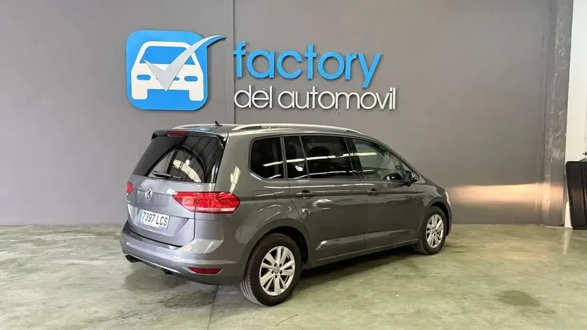 Usado VW Touran Advance 150 CV (110 kW) 2019 Gris Monovolumen