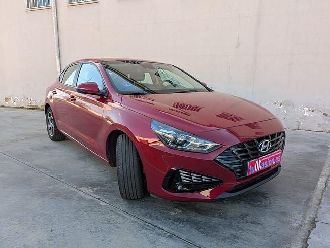 Usado Hyundai i30 120 CV (88 kW) 2021 Granate Berlina