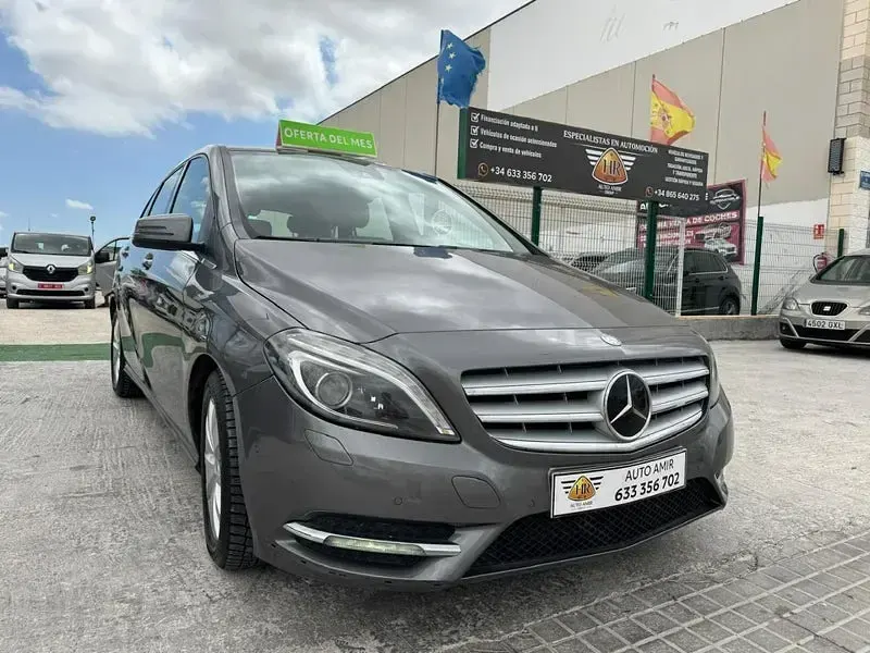 Usado Mercedes B180 109 CV (80 kW) 2015 Gris / plata Utilitario