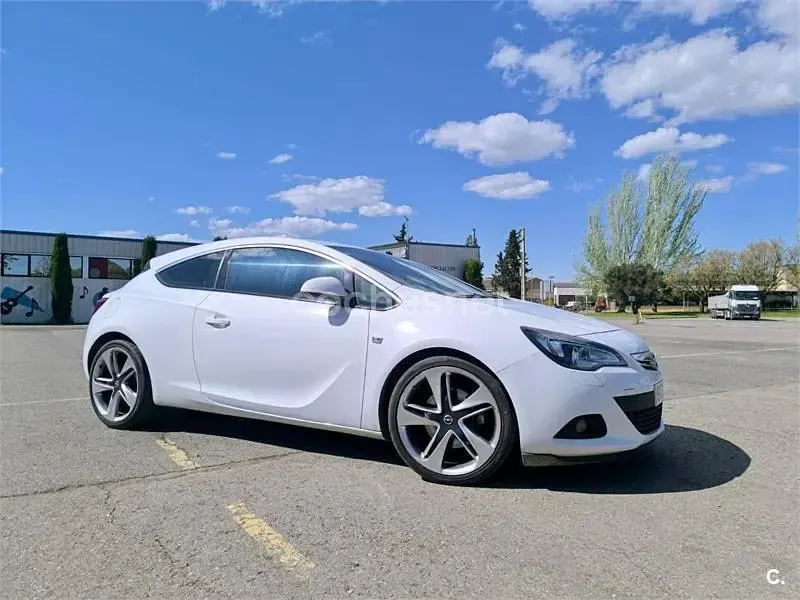 Usado Opel Astra GTC Sportive 200 CV (147 kW) 2014 Blanco Berlina