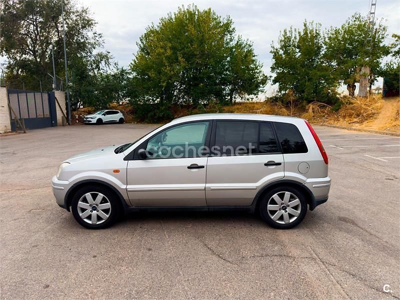 Gris / plata Usado 2004 Ford Fusion Berlina | 2250 € (Precio justo) - Imagen 1/4