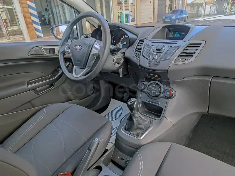 Usado Ford Fiesta Trend 100 CV (73 kW) 2013 Gris / plata Berlina