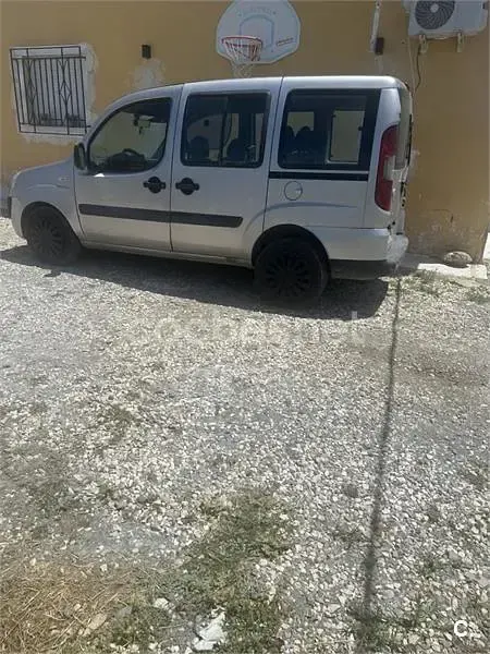 Usado Fiat Doblò 105 CV (77 kW) 2009 Gris / plata Monovolumen