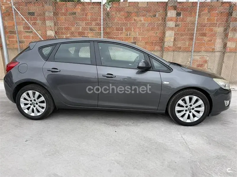 Usado Opel Astra Cosmo 110 HP (80 kW) 2010 Cinzento Sedan