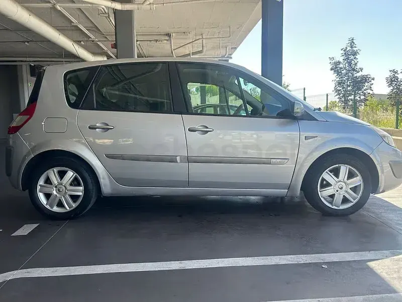 Usado Renault Scénic Dynamique 110 CV (80 kW) 2006 Gris / plata Monovolumen