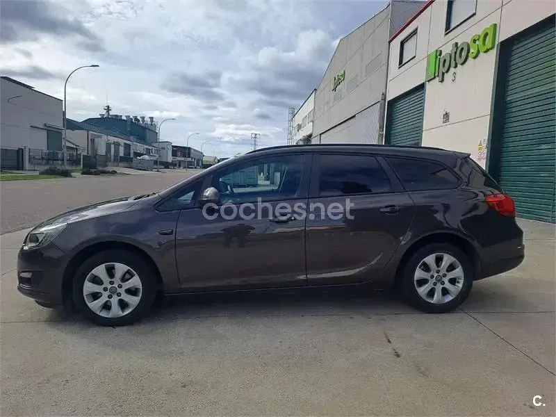 Usado Opel Astra Business 110 CV (80 kW) 2016 Marrón Familiar
