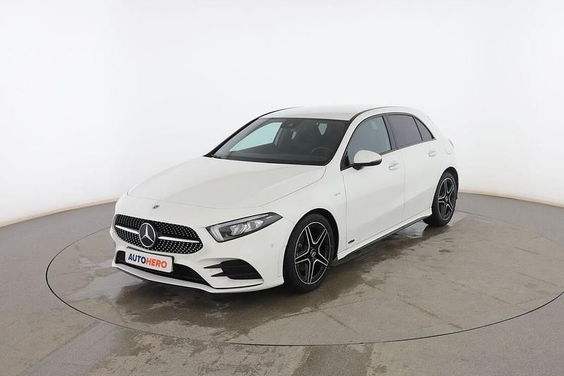 Usado Mercedes A180 AMG line 116 CV (85 kW) 2021 Blanco Berlina