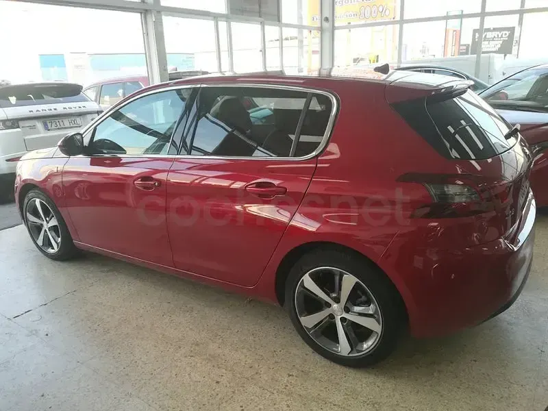 Usado Peugeot 308 130 CV (95 kW) 2020 Granate Berlina