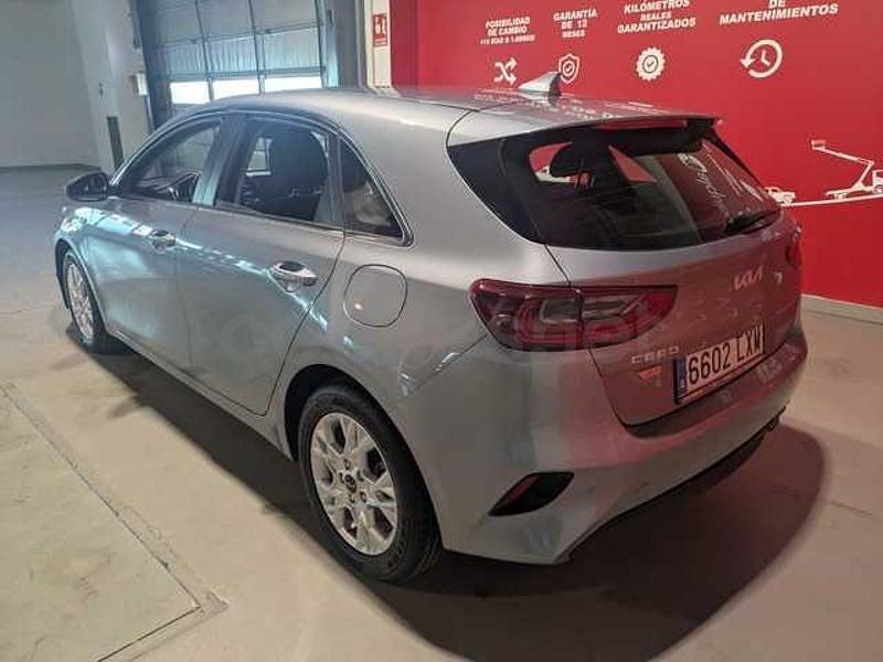 Usado Kia Ceed 136 CV (100 kW) 2022 Gris / plata Utilitario