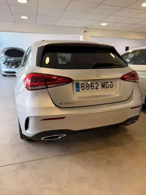 Usado Mercedes A180 116 CV (85 kW) 2023 Plateado Utilitario