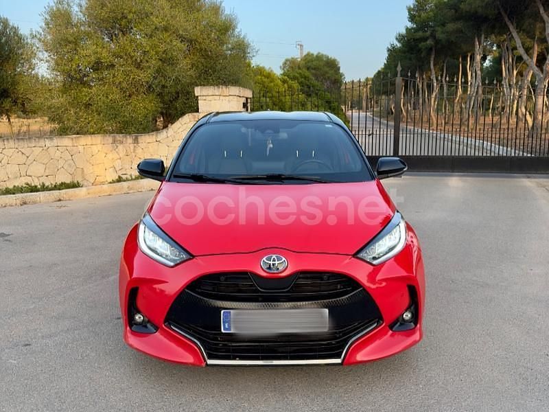 Rojo Usado 2022 Toyota Yaris Hybrid Plus Berlina | 21.500 € (Un poco caro) - Imagen 1/4