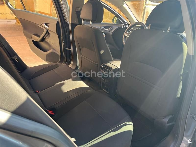 Usado Opel Insignia Essentia 130 CV (95 kW) 2011 Gris / plata Berlina