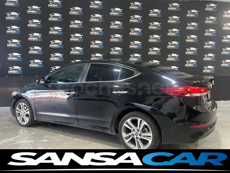 Usado Hyundai Elantra 136 CV (100 kW) 2016 Negro Berlina