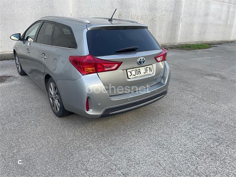 Usado Toyota Auris Hybrid Advance 136 CV (100 kW) 2015 Gris / plata Familiar