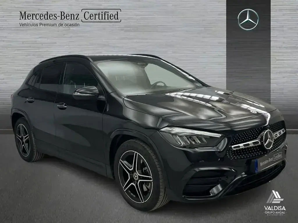 Usado Mercedes GLA200 AMG line 150 CV (110 kW) 2025 Negro cosmos SUV