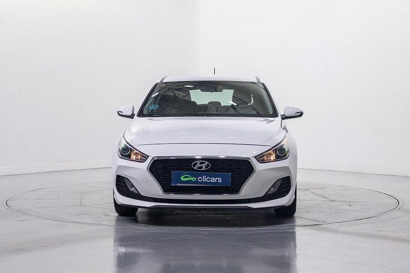 Usado Hyundai i30 120 CV (88 kW) 2019 Blanco Berlina