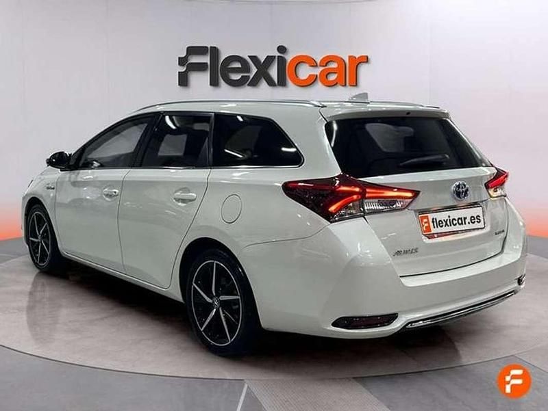Usado Toyota Auris Touring Sports Active 136 CV (100 kW) 2017 Blanco Familiar