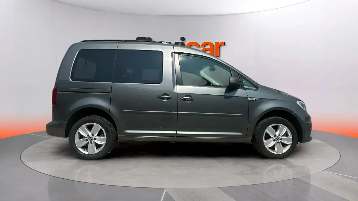 Usado VW Caddy Comfortline 150 CV (110 kW) 2019 Gris Monovolumen
