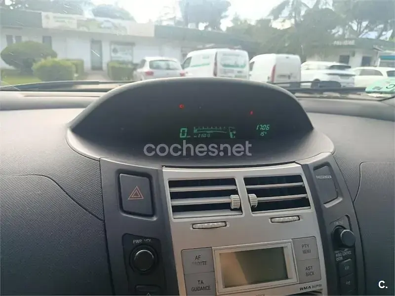 Usado Toyota Yaris Luna 87 CV (63 kW) 2006 Gris / plata Berlina