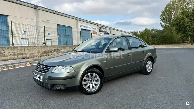 Usado VW Passat Conceptline 100 CV (73 kW) 2002 Verde Berlina